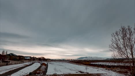 lapso de tiempo de todo el día de una tormenta de invierno que sopla sobre el paisaje nevado