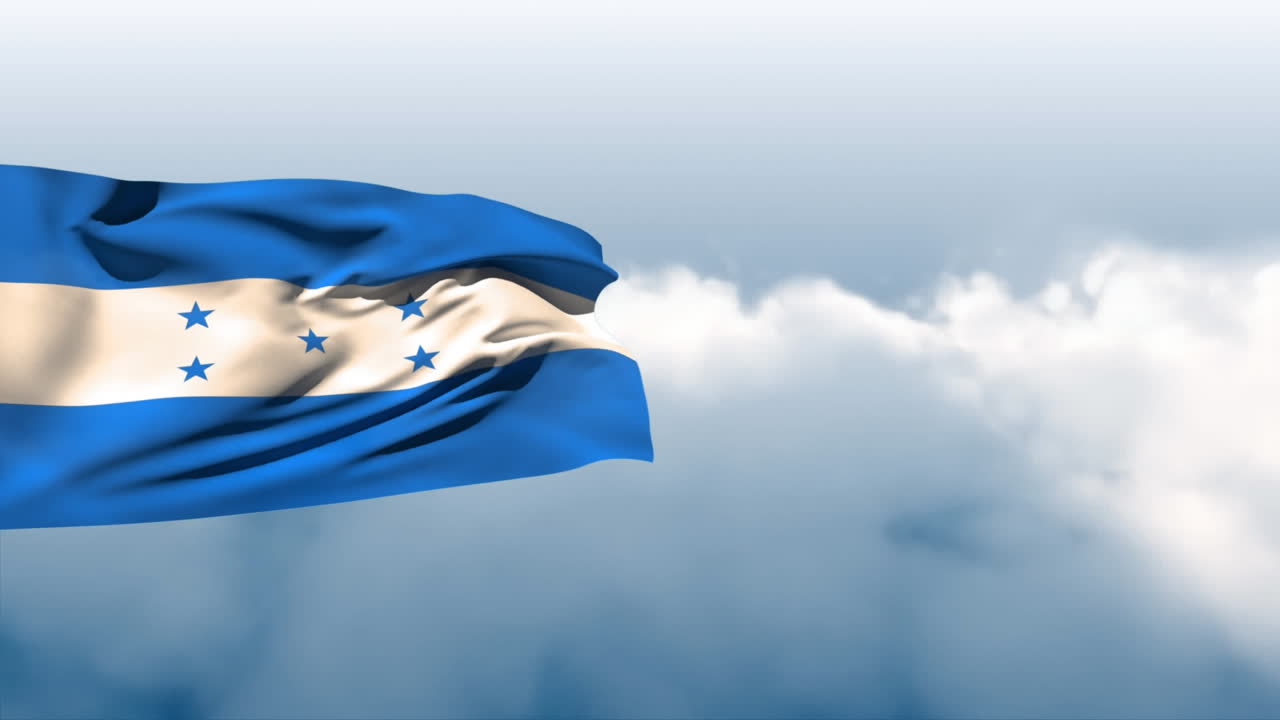 bandera nacional de honduras flotando en el mar