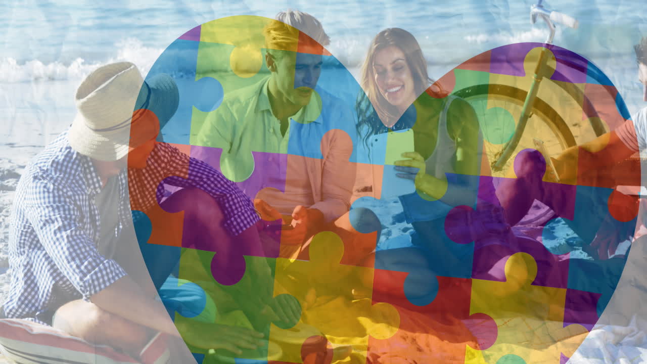 animación de coloridas piezas de rompecabezas corazón sobre personas felices en la playa