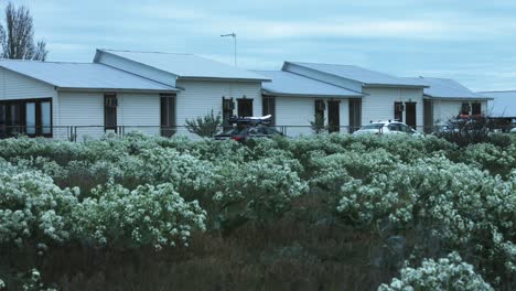 Cottage-Dorf-Und-Parkplatz-Mit-Ausrüstung-Für-Wassersport-Für-Den-Urlaub-Am-Meer