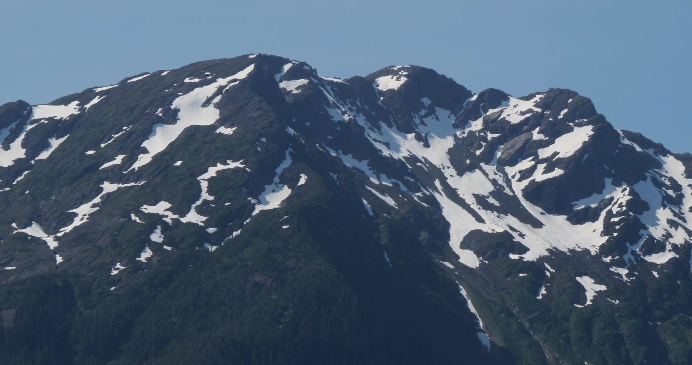 Primo piano di una montagna innevata nei dintorni di Juneau, Alaska, in estate.
