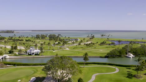 Vista-Aérea-Del-Campo-De-Golf-Gasparilla-Junto-Al-Océano-Pacífico,-Isla-De-Boca-Grande,-Florida