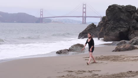 Interpretationstanz-Vor-Der-Golden-Gate-Bridge-Am-Strand,-Gaga-Bewegung