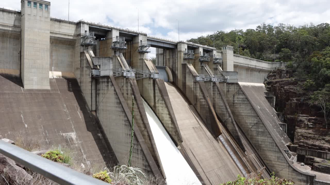 las enormes paredes de la presa de warragamba dam sydney