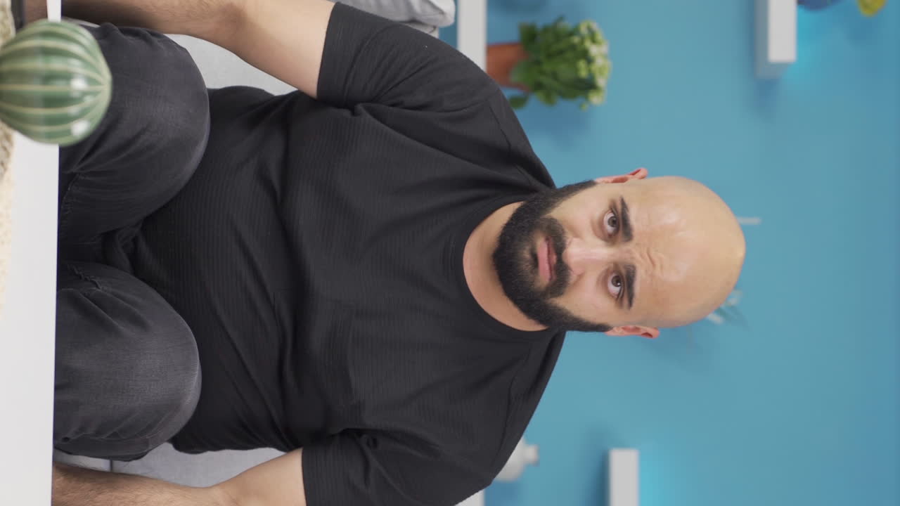 가족 문제가 있는 남자의 수직 비디오.