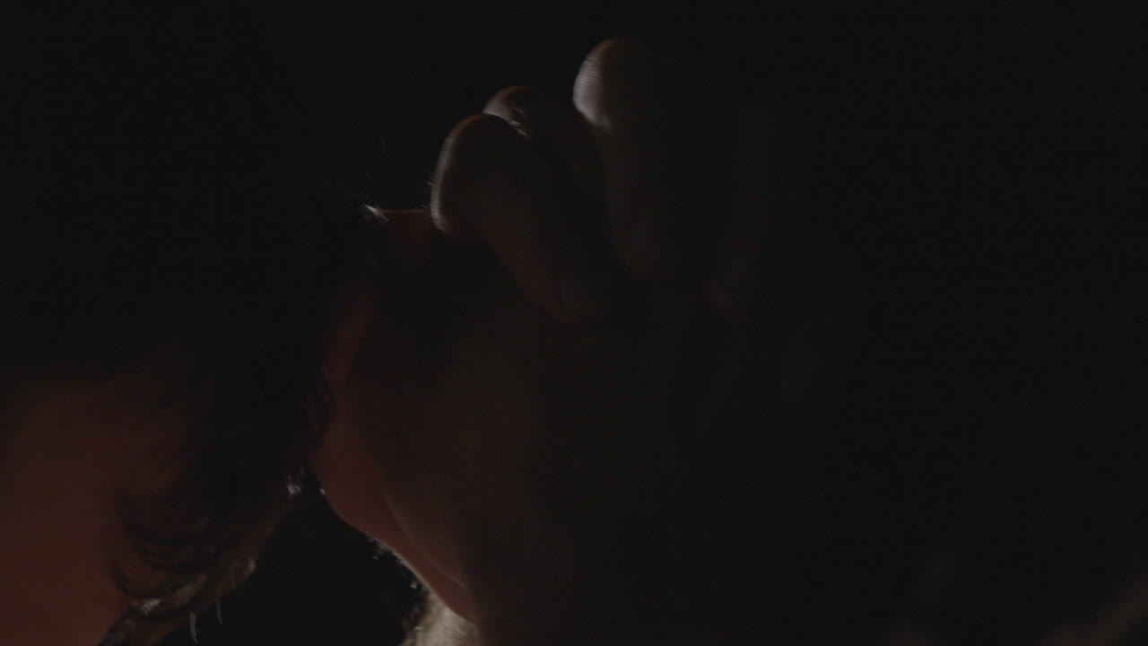 손 을  ⁇ 고 기도 하는 사람 의 가까운 모습