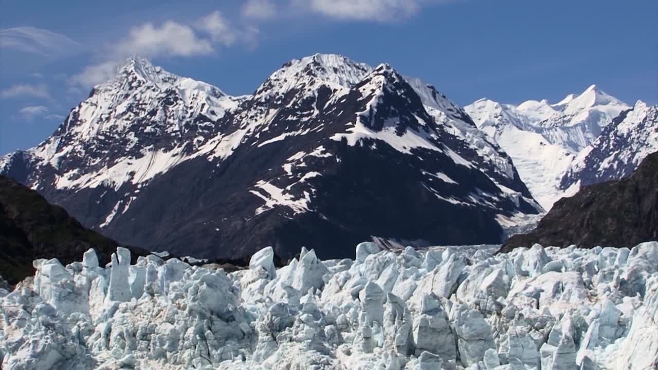 마제리 빙하(margerie glacier)에서 온 눈과 들쭉날쭉한 얼음 봉우리