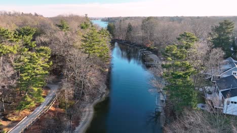 un pequeño arroyo que conduce desde el lago mona hasta el lago michigan.