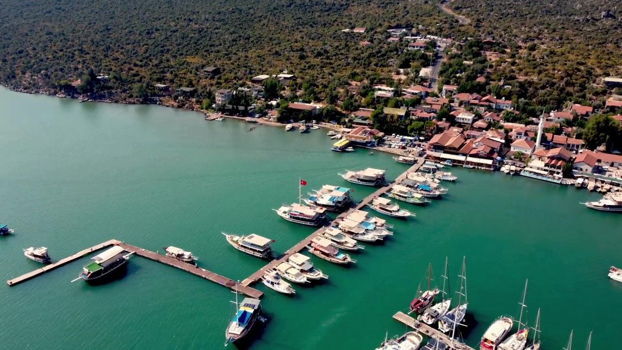 Türkiye'nin Kekova ve Simena Adalarına Açılan Kapısı Demre Limanı'nın Çarpıcı Havadan Görünümü, Turkuaz Suları ve Demirli Tekneleri Sergiliyor