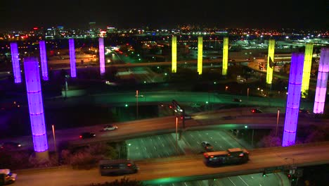 Hermosa-Descripción-Del-Aeropuerto-Internacional-De-Los-Ángeles-Al-Anochecer-Con-Tráfico-Que-Llega