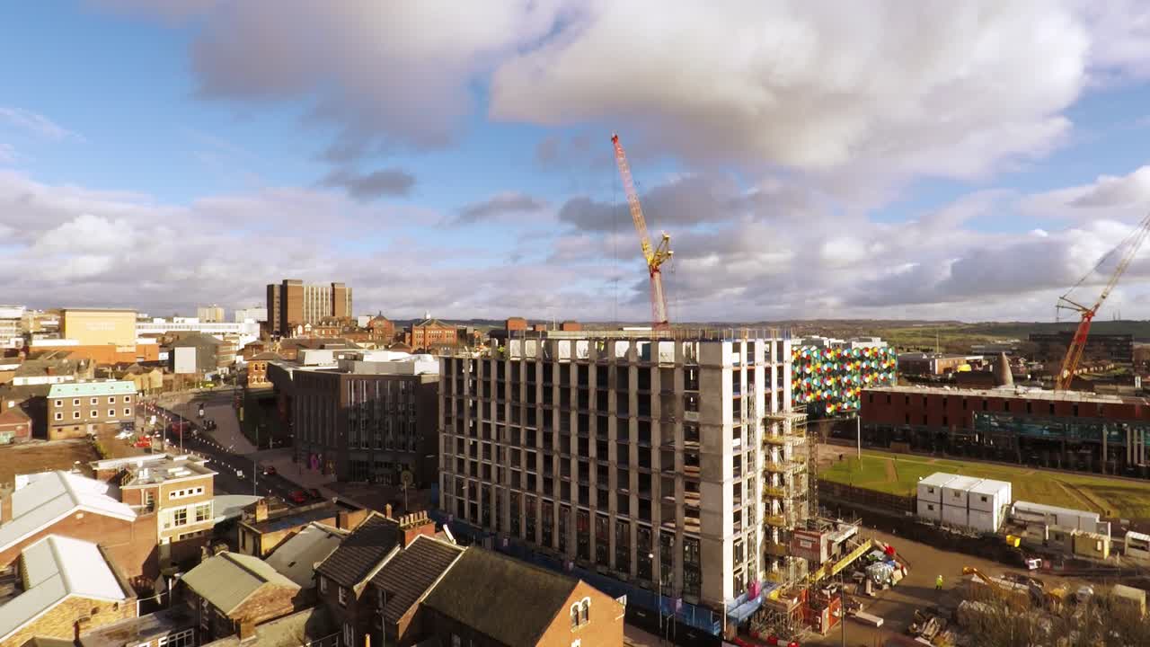 el desarrollo continuo, la construcción del hotel hilton y el rascacielos smithfield 2 en el sitio de los edificios del ayuntamiento en el centro de la ciudad de stoke on trent, hanley, staffordshire