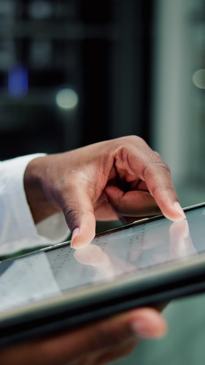Primo piano di una mano afroamericana che scorre sullo schermo di un tablet digitale