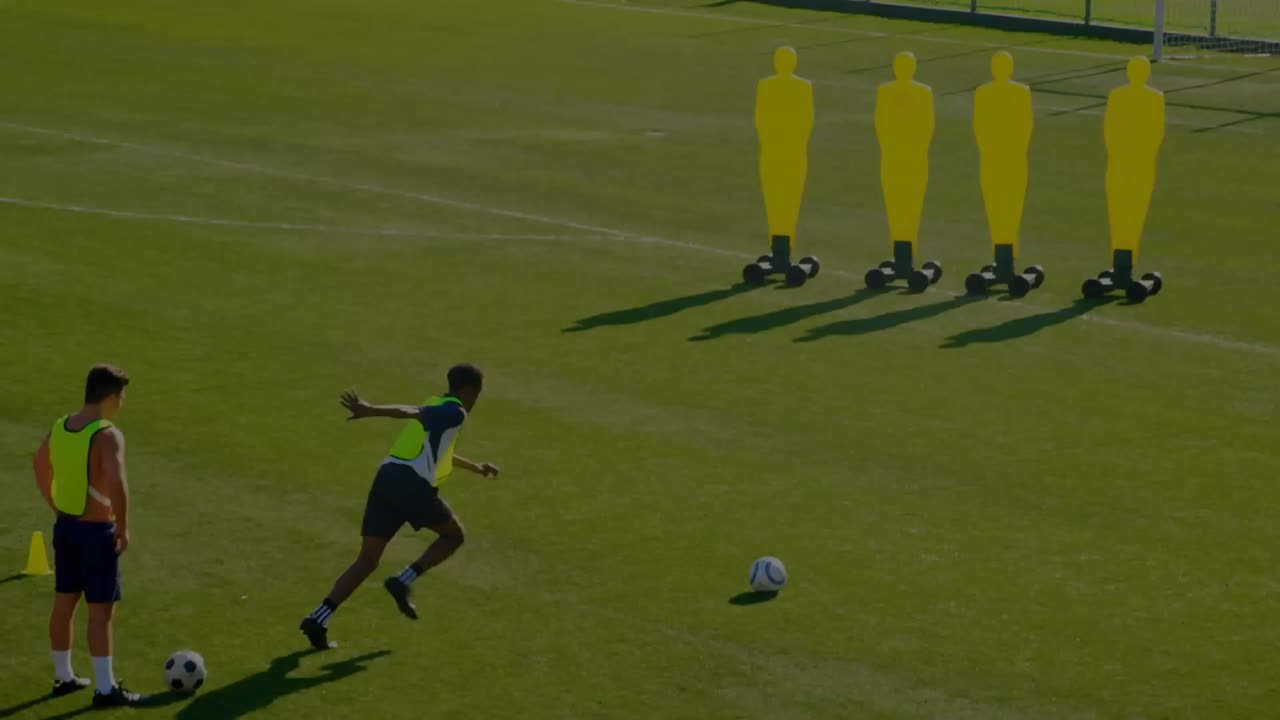 경기장에서 다양한 축구 선수들에 대한 금융 데이터 처리의 애니메이션