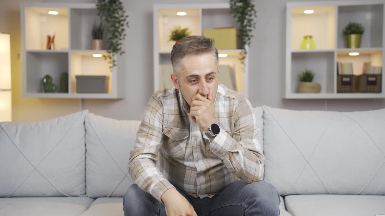 el hombre frustrado se enoja.