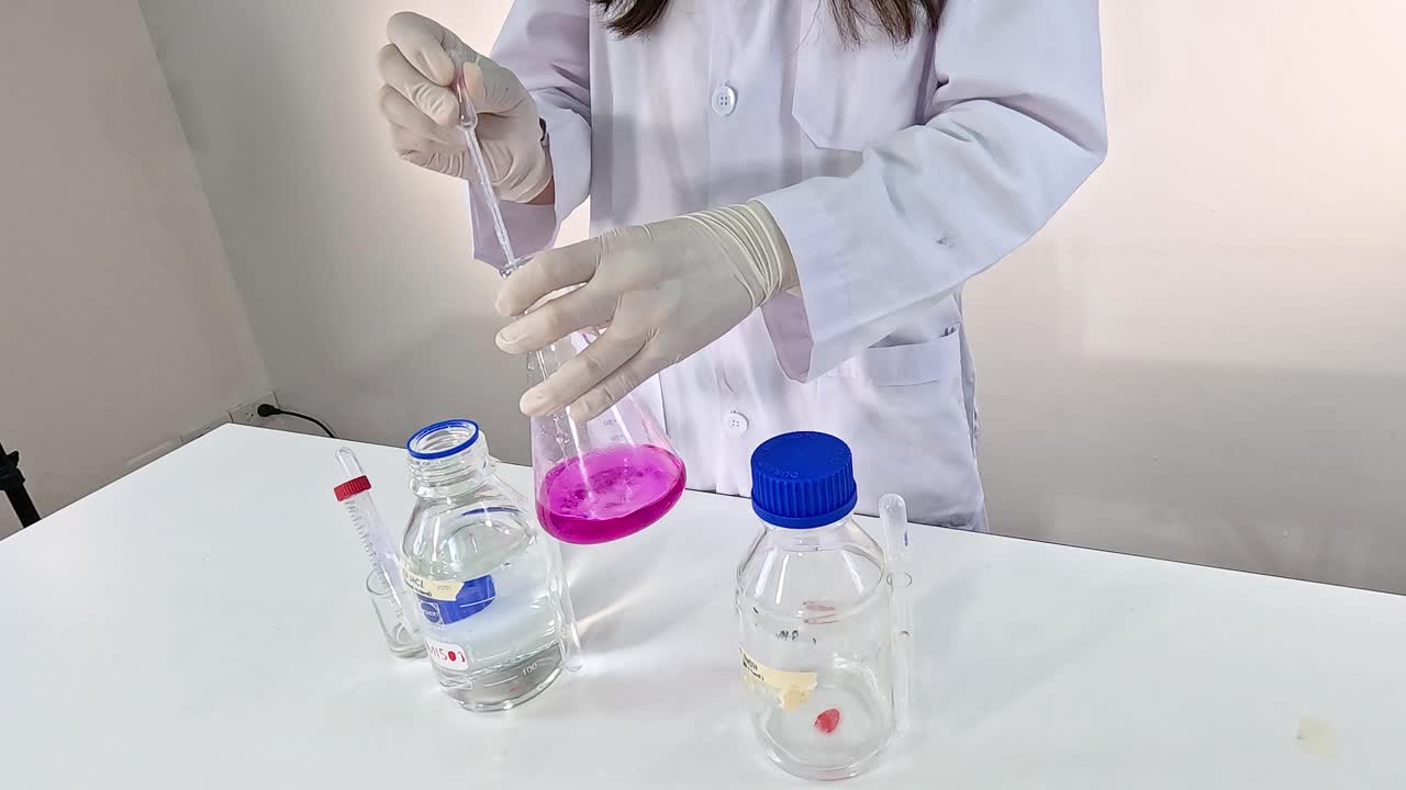 demostración de reacción química con cambio de color