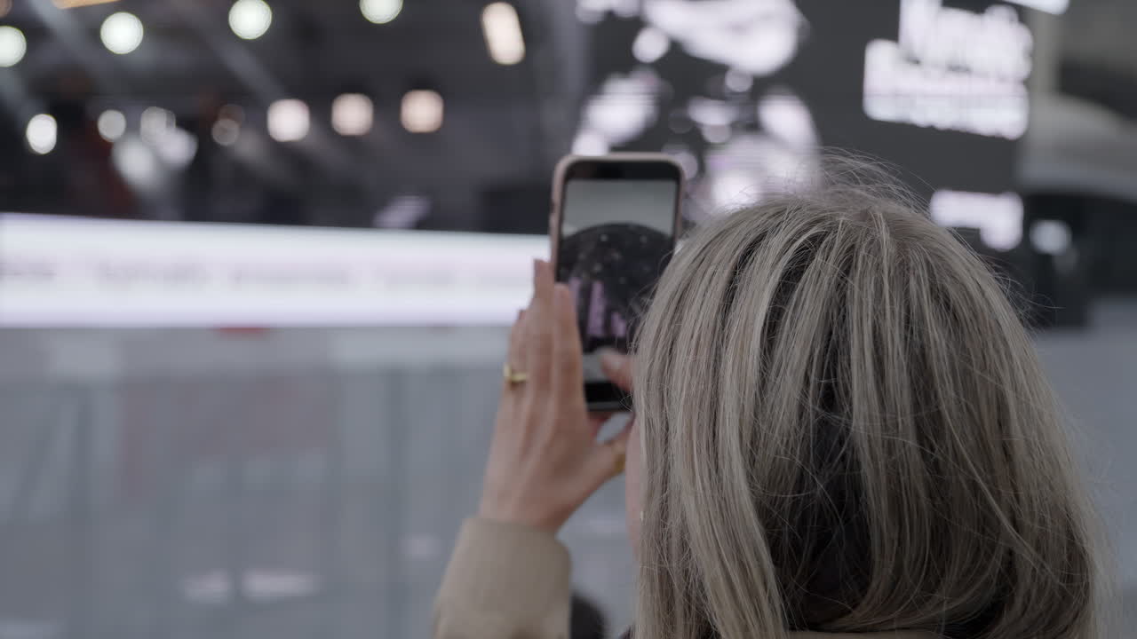 행사 에서 사진 을 찍는 여자