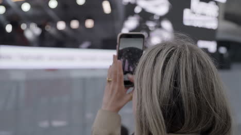 mujer tomando fotos en un evento