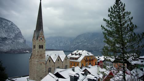 Clip-Filmado-En-Europa-En-Austria-Desde-Un-Pueblo-Llamado-Hallstatt-Que-Está-Junto-A-Un-Lago