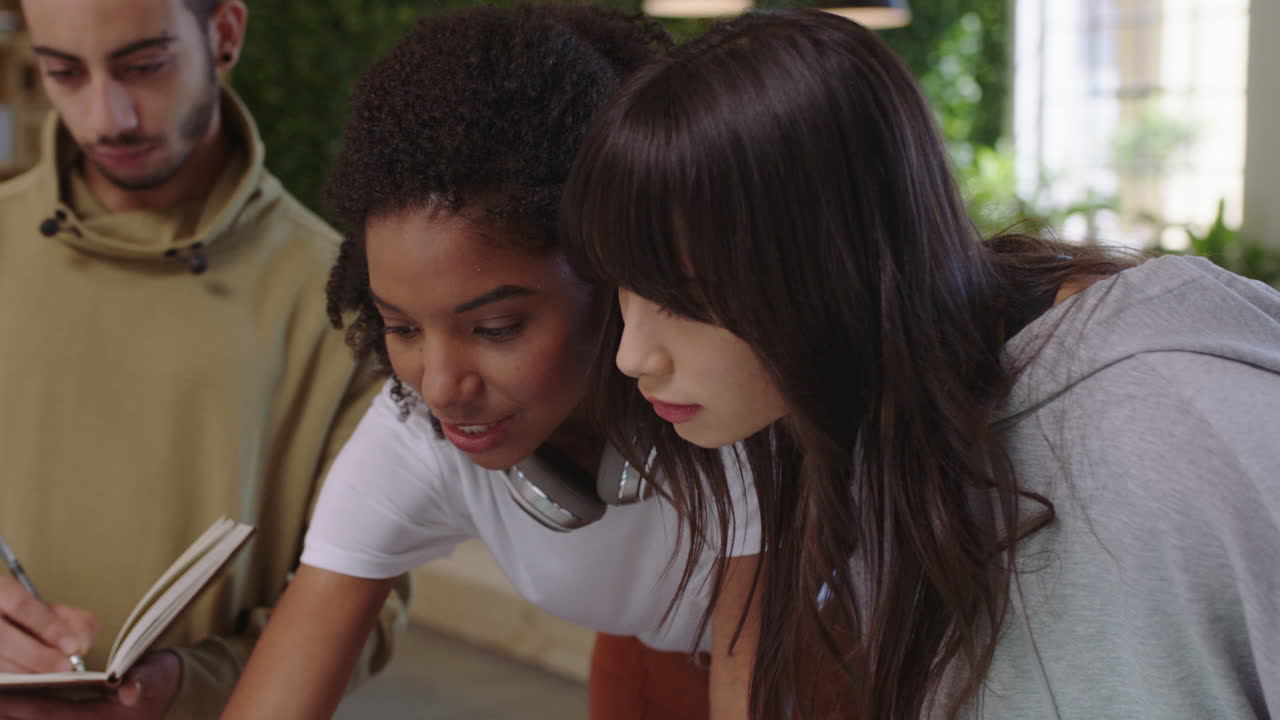 행복한 사업가들 창의적인 팀 리더 여성 아이디어를 공유하는 즐거운 협업 동료들이 프로젝트에서 함께 일하는 사무실에서 컴퓨터 기술을 사용하는