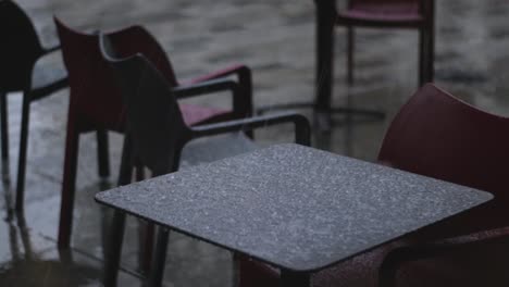 granizo en la mesa en cámara lenta