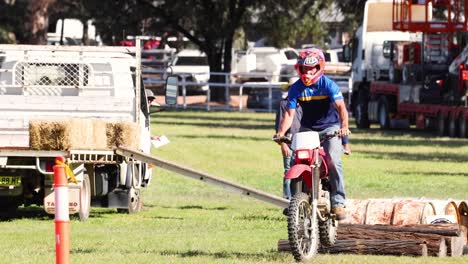 motociclista realizando acrobacias para una audiencia