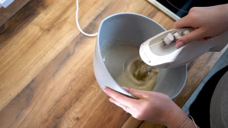 Mujer-Usando-Una-Batidora-Eléctrica-Para-Preparar-Comida