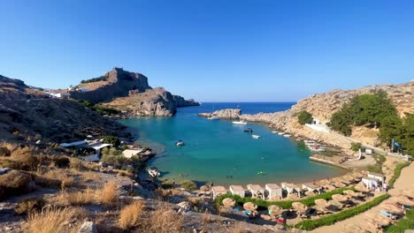 Strand-Von-Lindos-Mit-Blick-Auf-Die-Burgruine-Der-Akropolis-In-Rhodos,-Griechenland,-Reiseziel,-Tagsüber-In-4K-Gefilmt