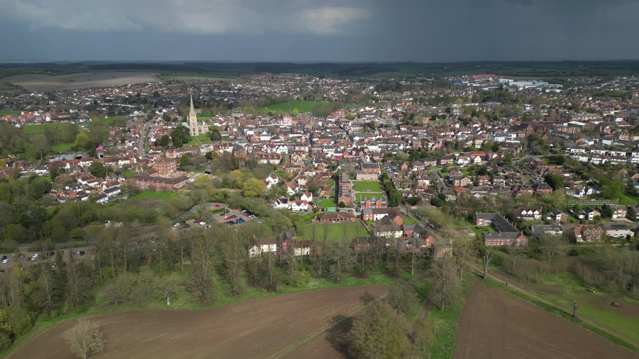 nubes oscuras tormentosas sobre la ciudad de safran walden essex reino unido avión no tripulado