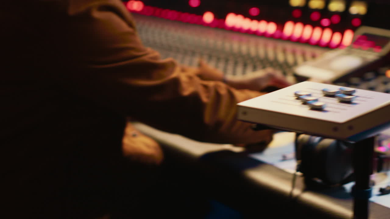 músico hábil actuando en la sala de control en el estudio y grabando pistas
