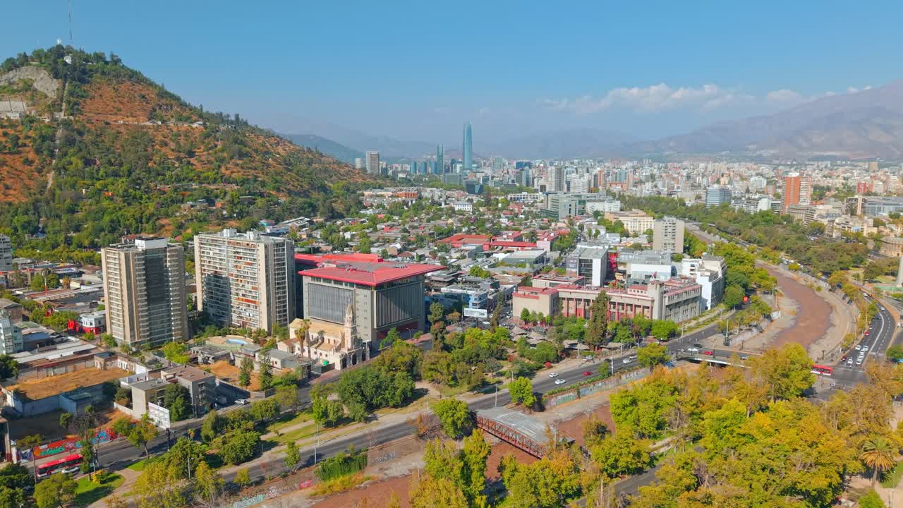 Vista aerea del Cerro Santa Lucia e dello skyline di Santiago, Cile.