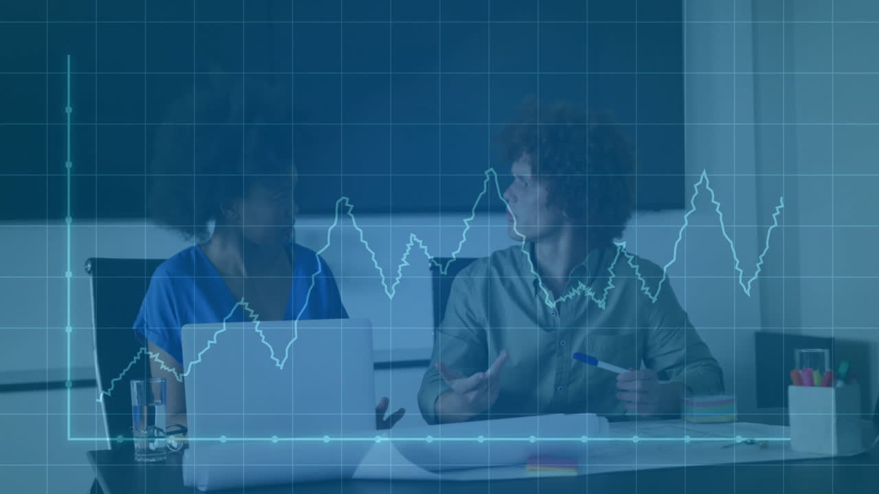 animación del procesamiento de datos financieros sobre diversos colegas que discuten el trabajo en la oficina