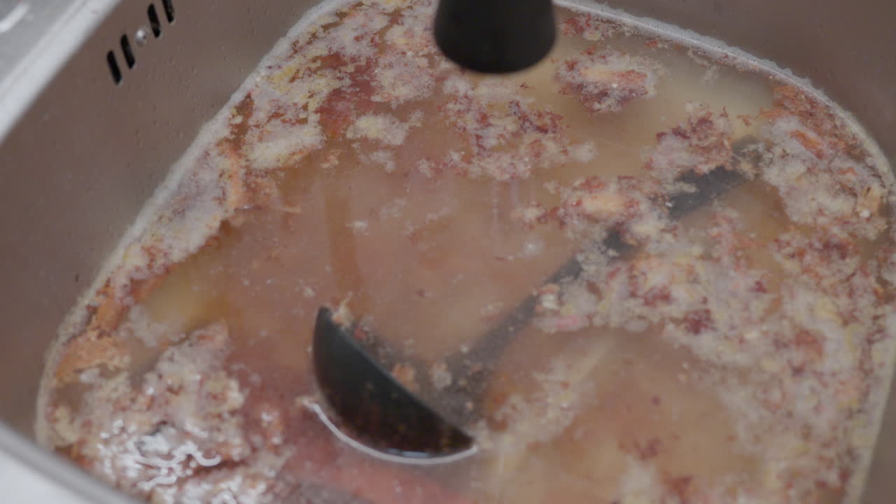 el fregadero de la cocina está obstruido con desperdicios de alimentos y el agua no baja - primer plano