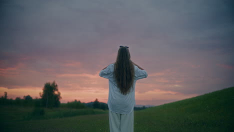 Mujer-Contemplando-Yoga-Al-Anochecer