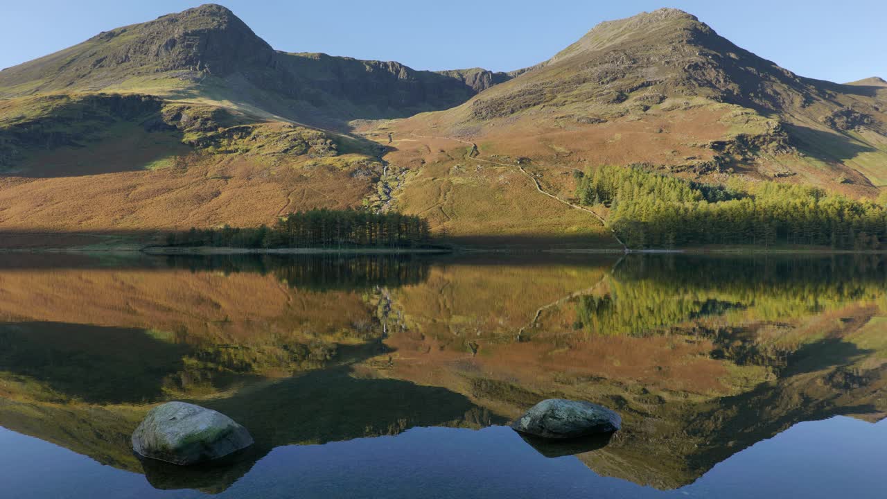 escena otoñal perfecta en el lago buttermere, cumbria, inglaterra