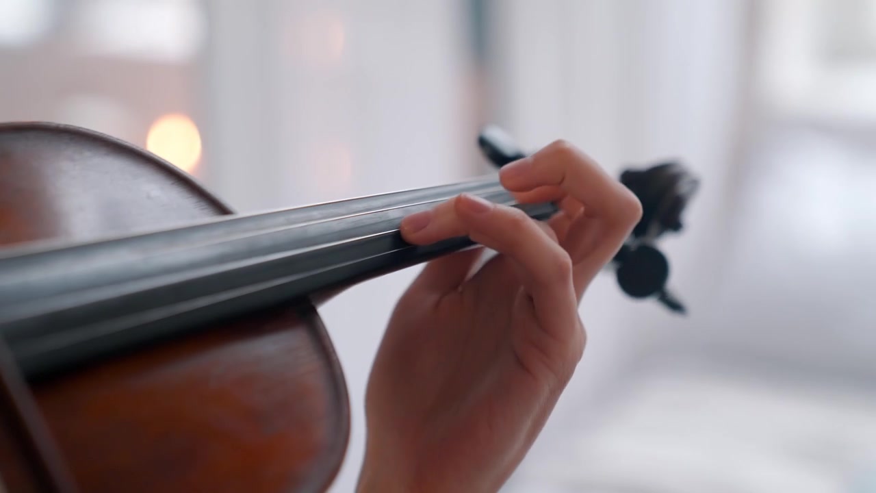 Primo piano della mano di un musicista che suona il violino