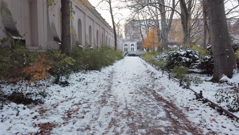 Schwenk-Nach-Oben-Im-Körner-Park-Berlin,-Bedeckt-Mit-Schnee,-Deutschland-Im-Winter,-Schwenk-Nach-Rechts,-HD-60-Fps,-7-Sekunden,-Osmo-Pocket-Dji