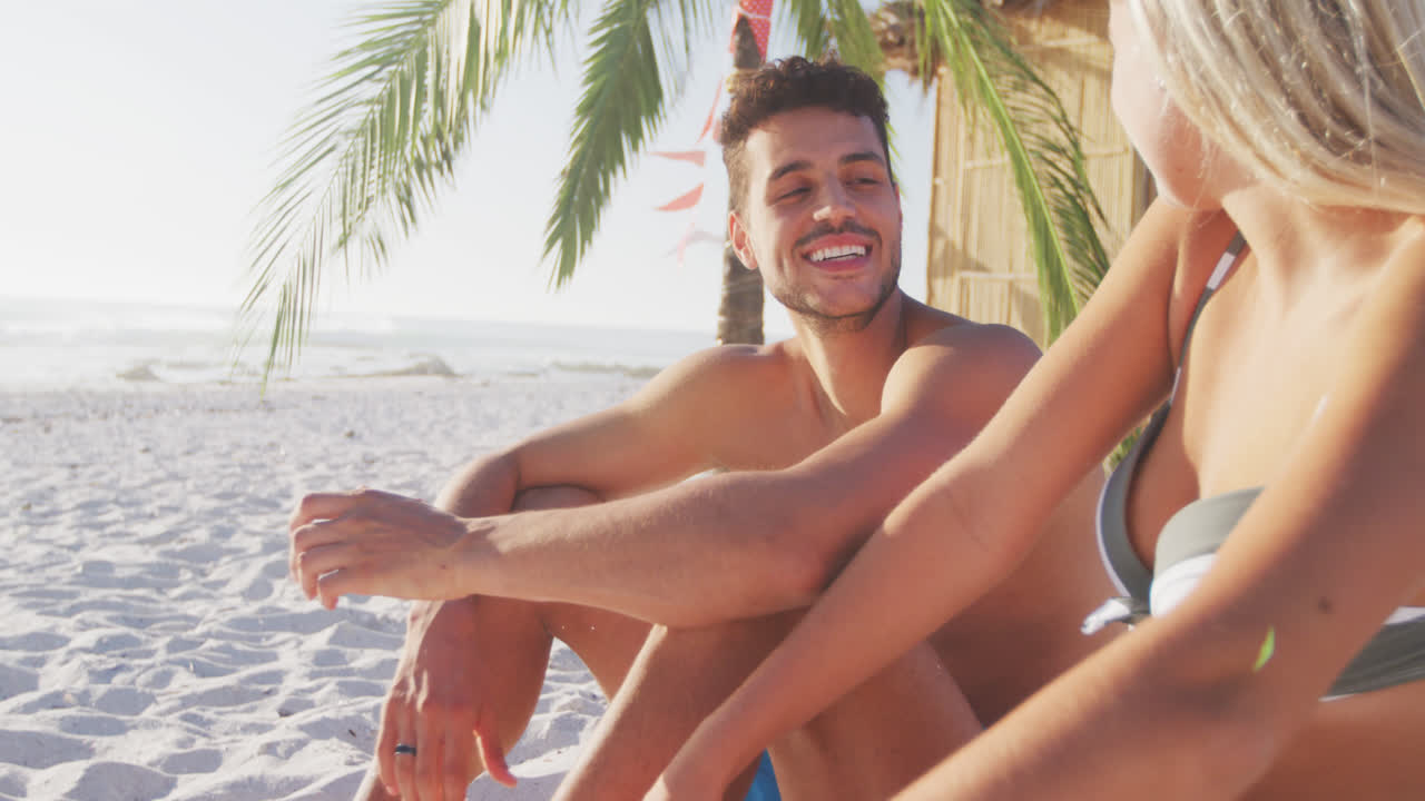 Una coppia caucasica che si diverte sulla spiaggia.