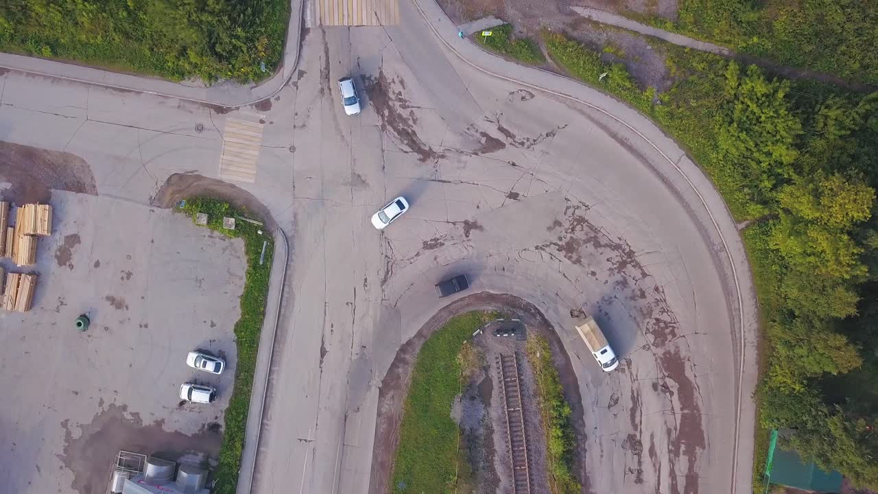 철도 트랙 과 비는 교차로 의 공중 사진