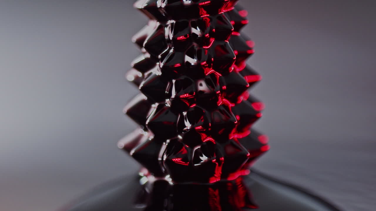 어두운 추상 분위기에서 유체 형성 스파이크