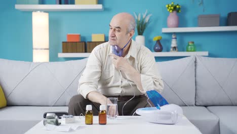 un anciano con respirador está midiendo la presión arterial.