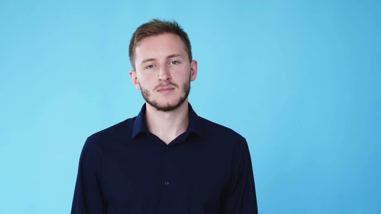 빈 표정 포커 얼굴 심각한 남자 gif 루프