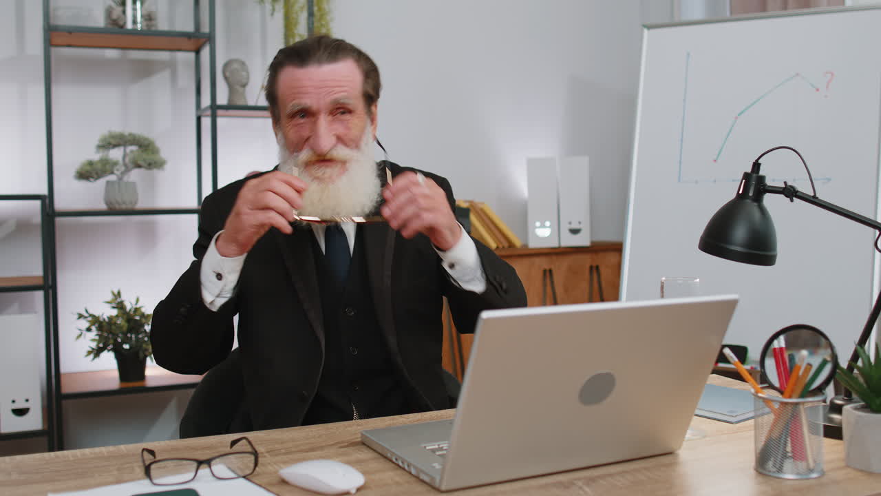 счастливый бизнесмен танцует, танцует победу, празднует начало выходных, праздники, успех, победа в офисе.