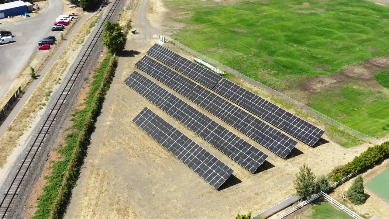 солнечная энергия - установленные солнечные панели на поле рядом с железнодорожными путями в эшленде, штат орегон