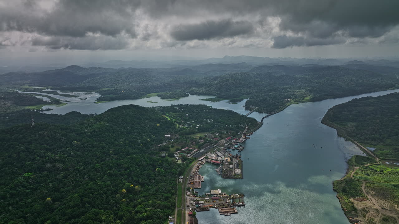 canal de panamá aéreo v2 sobrevuelo de gran altitud gamboa capturando el paisaje natural del río chagres y el denso bosque con la luz del sol brillando a través de las nubes tormentosas - filmado con cine mavic 3 - abril de 2022