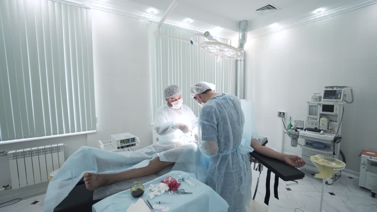 procedimiento quirúrgico en la sala de operaciones