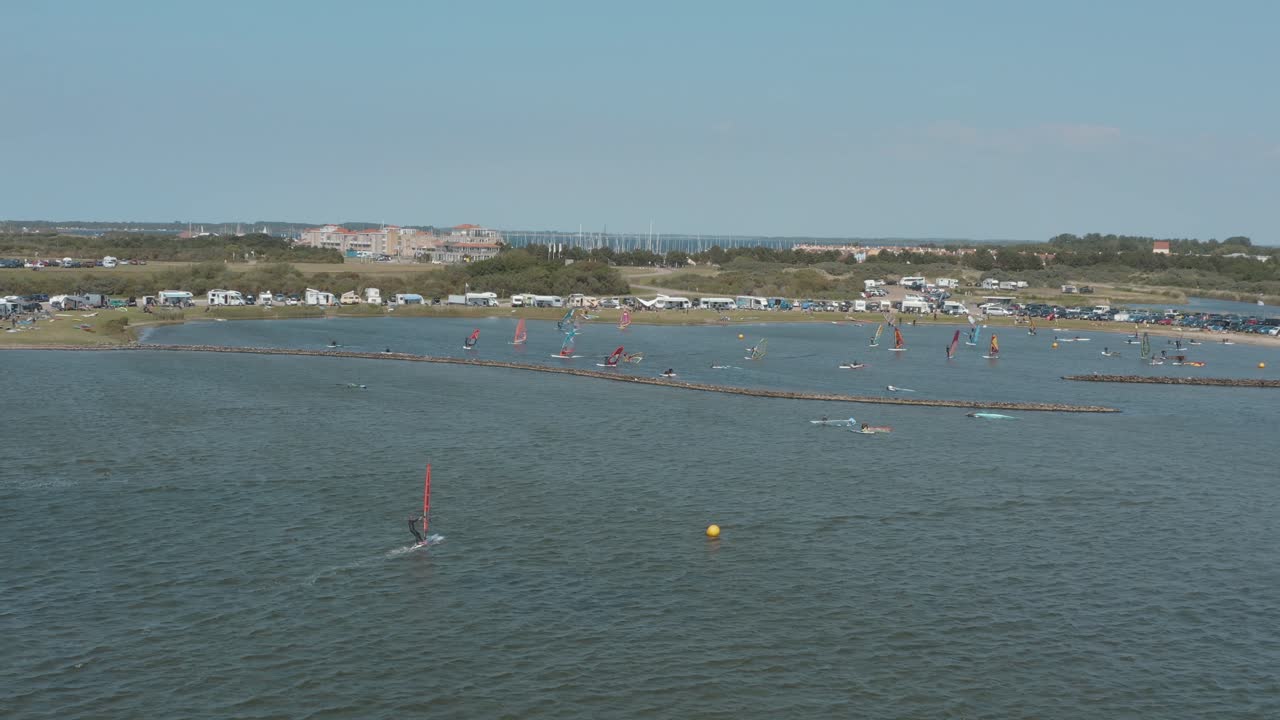 무인 항공기 - 섬, zeeland, 네덜란드, 30p에 흰 구름과 함께 화창한 날에 파란색, 물결 모양의 바람이 부는 바다에 많은 서퍼의 공중 샷