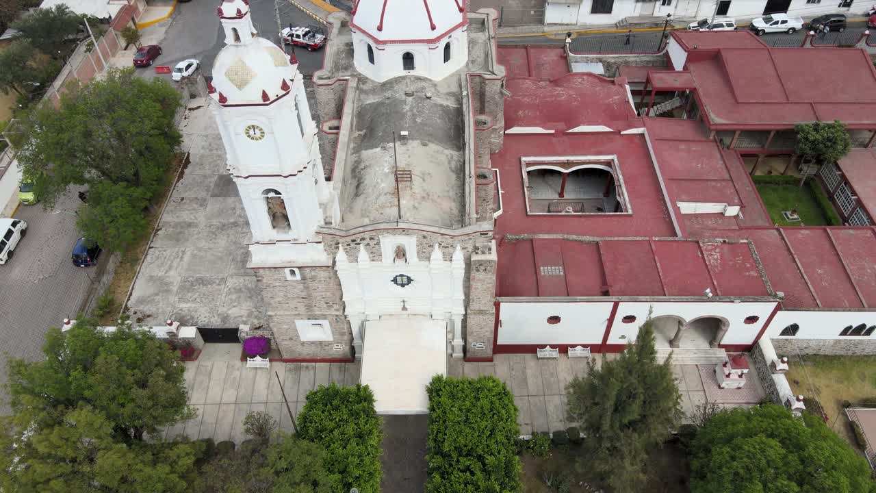 inclínate en una pequeña iglesia