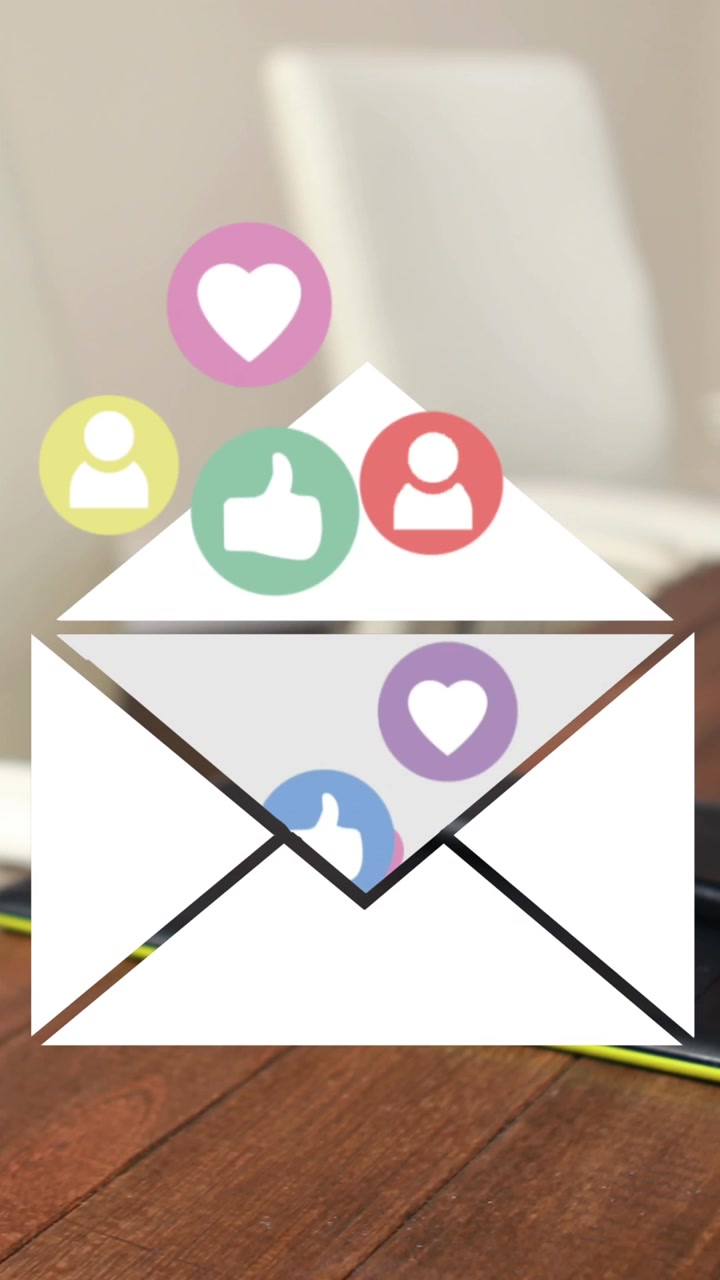 Icone digitali che fluttuano da una busta, su sfondo della vista di una scrivania d'ufficio.