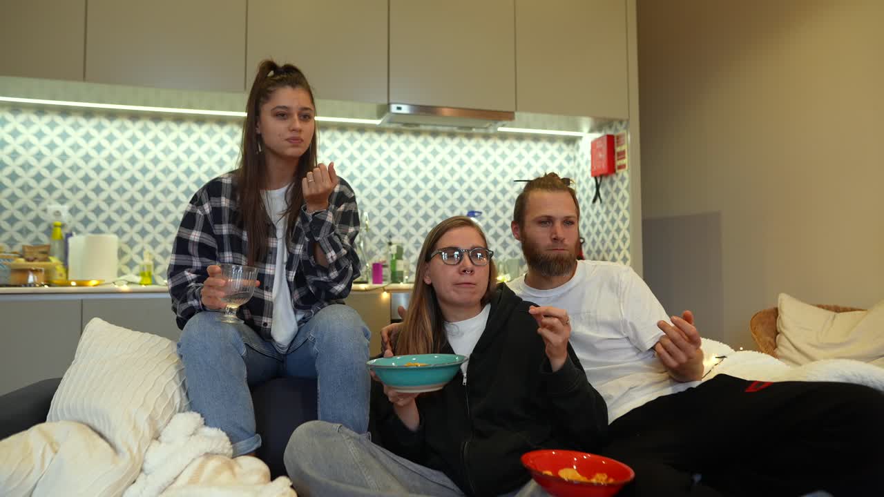 Amici che si godono una serata cinema
