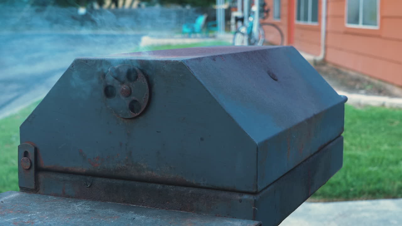 아파트 스타일의 바비큐 그릴에서 치킨을 굽고 요리하는 다양한 샷